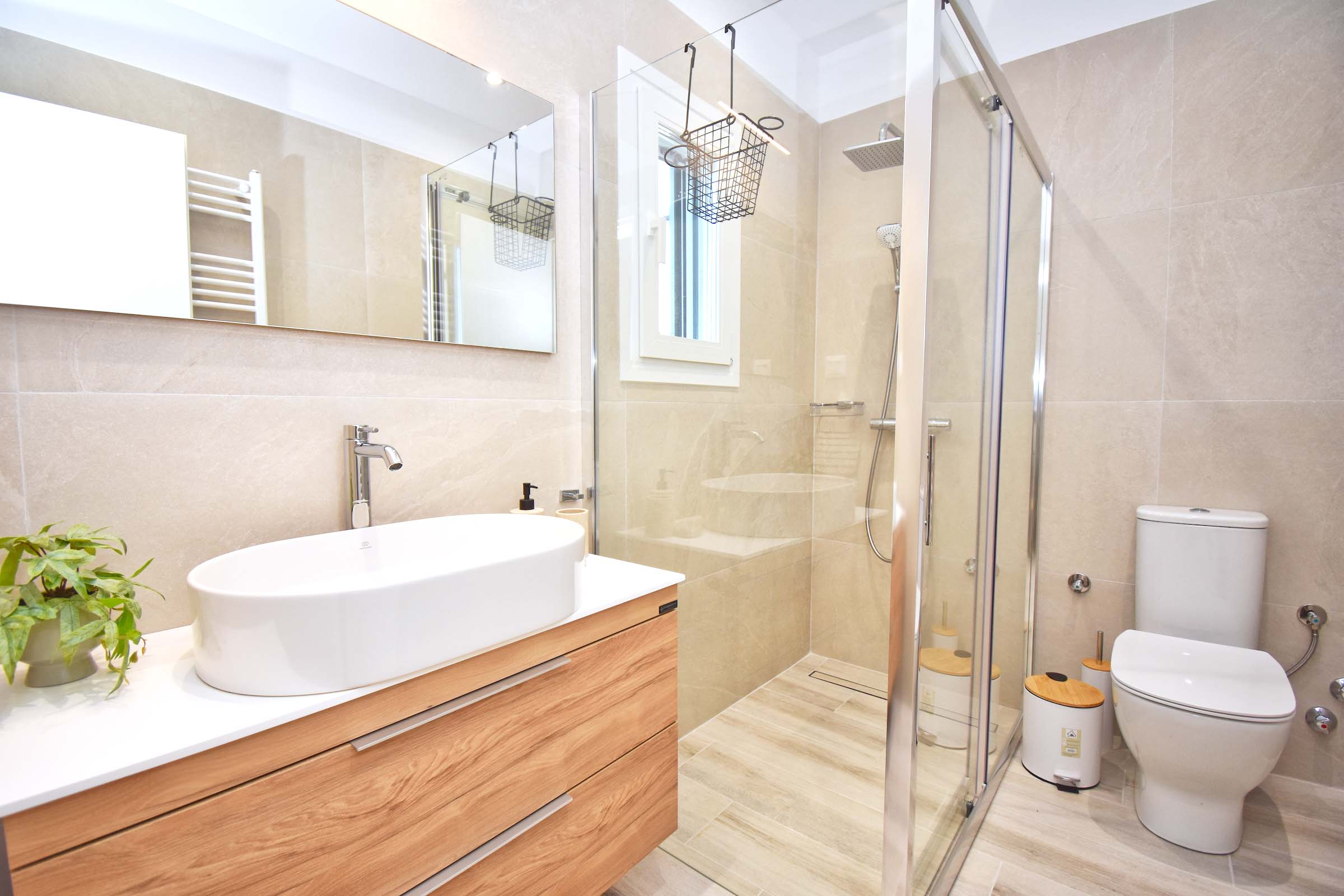 Suite Bathroom 1